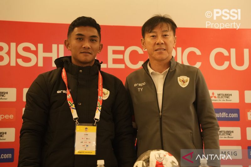 Pelatih timnas Indonesia Shin Tae-yong (kanan) dan pemainnya Rivaldo Pakpahan (kiri) pada jumpa pers pra laga melawan Vietnam, Sabtu (14/12/2024).