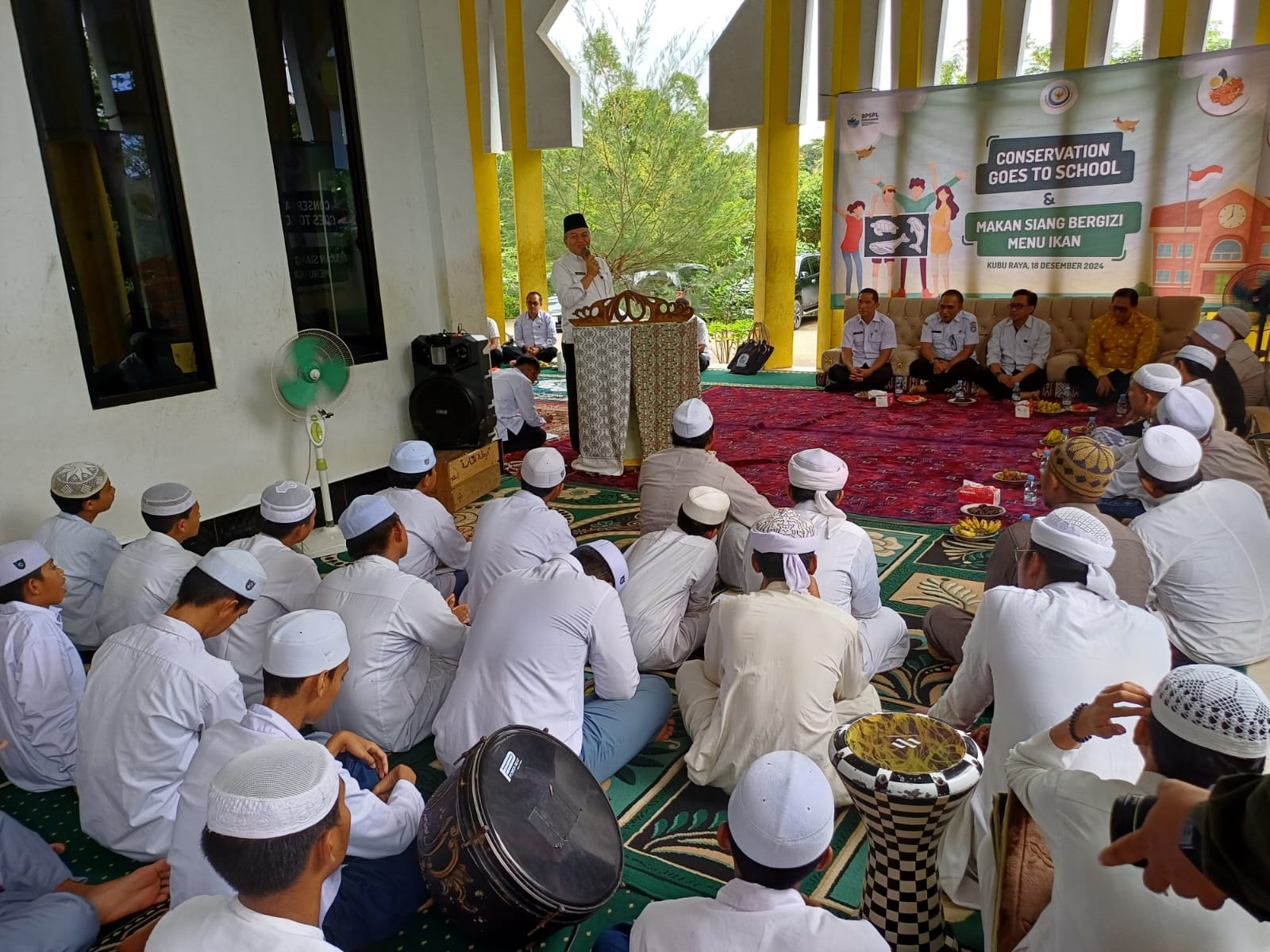 SAMBUTAN: Sekda Kubu Raya, YUsran Anizam memberikan sambutan saat menghadiri kegiatan &ldquo;Konservasi Goes to School dan Makan Siang Bergizi Menu Ikan&rdquo; di Pondok Pesantren Al Faqihil Muqoddam, Desa Durian