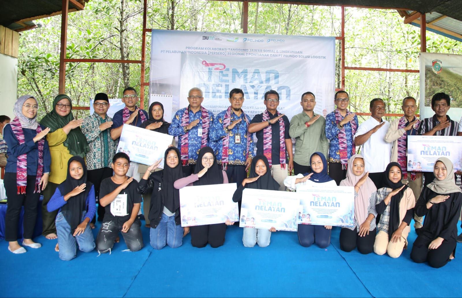 PROGRAM : Foto Bersama Senior Vice President Sekretariat Perusahaan SPSL, Kiki M. Hikmat, GM Pelindo Regional 2 Pontianak, Kalbar Yanto, dan Kadis PKPP Mempawah Gusti Basrun.