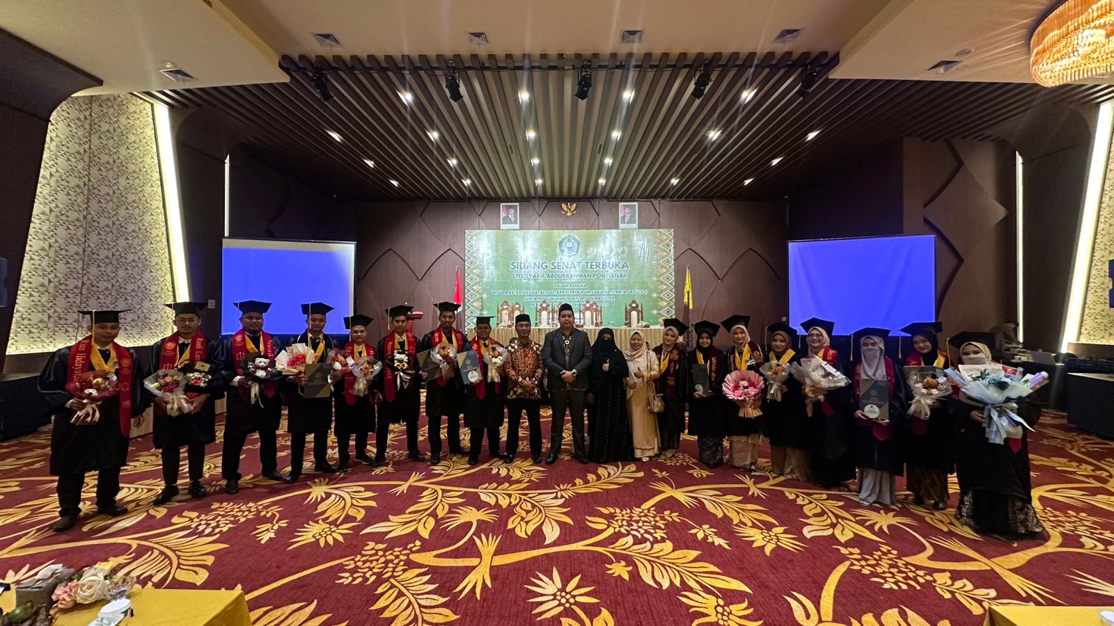 Foto wisudawan bersama pimpinan Pondok Tahfidz Millenial Ashqaf dan Maryam collage. Di acara wisuda STIS Syarif Abdurrahman Pontianak Kamis (19/12).
