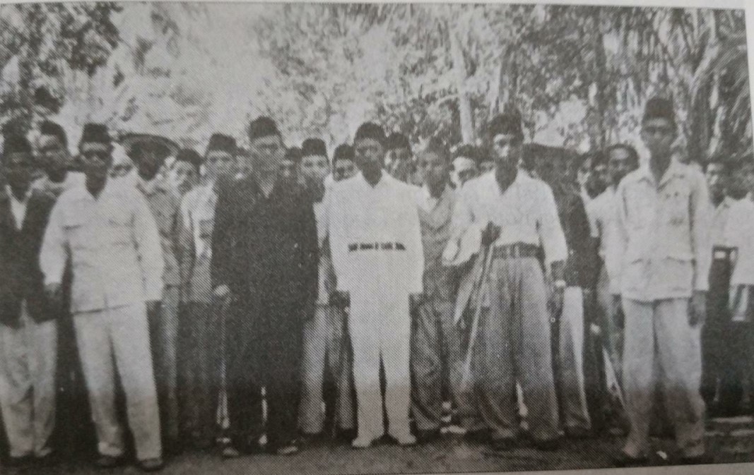 PEMIMPIN PDRI: Para Pemimpin PDRI diabadikan bersama sebelum kembali ke Yogyakarta. Syafruddin Prawiranegara, pemimpin PDRI, terlihat berbaju dan becelana hitam.