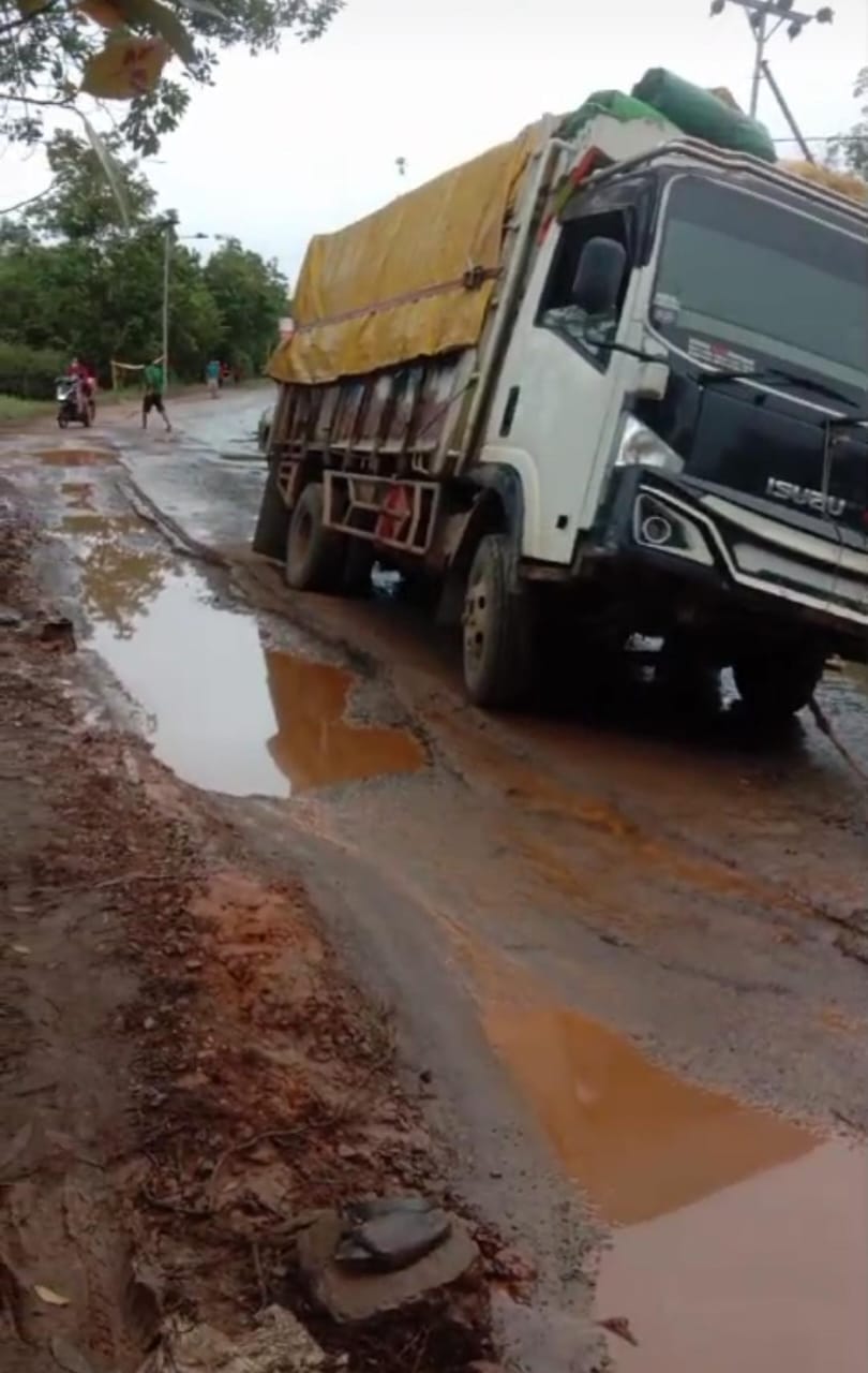 Kondisi jalan nasional rusak parah di Desa Teluk Bakung.
