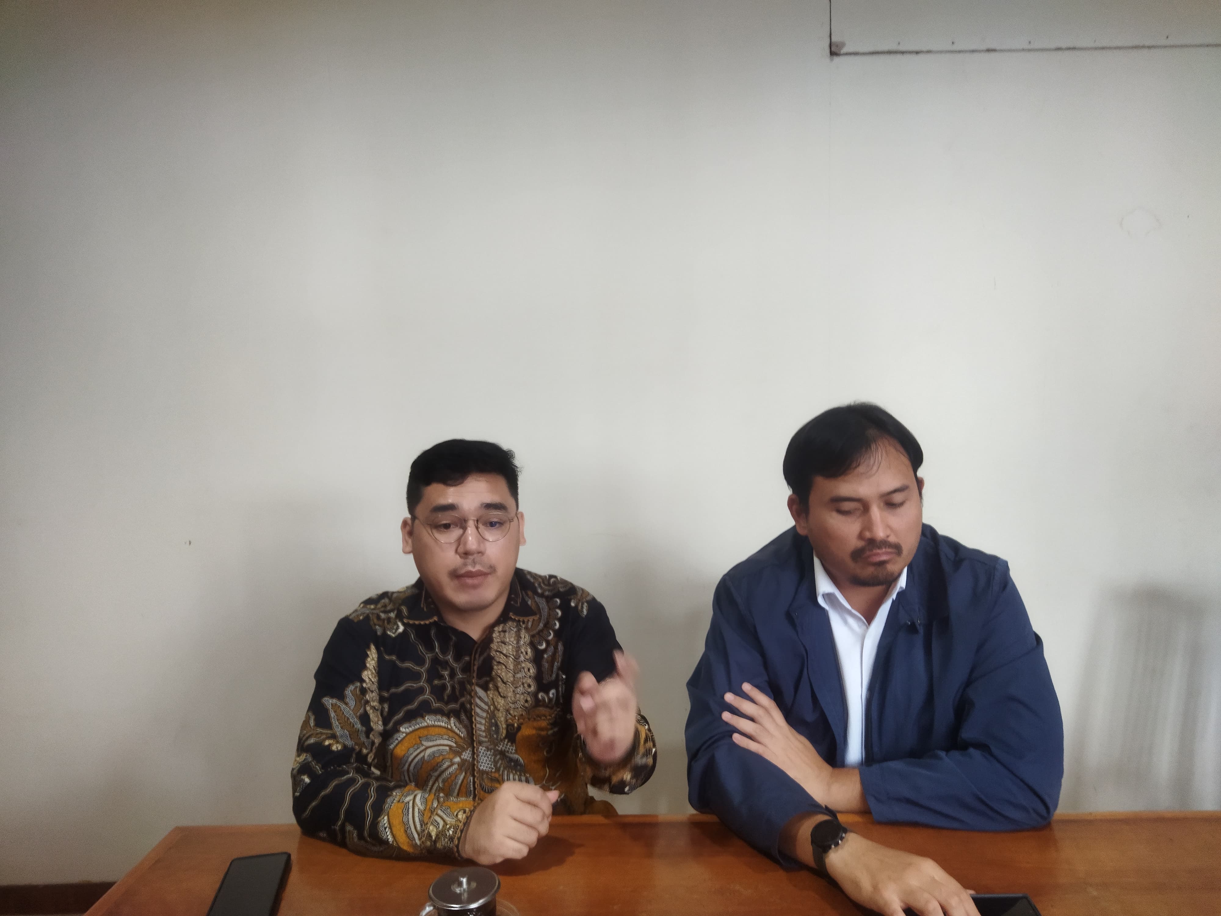 KLARIFIKASI: Tim Kuasa Hukum Bumi Indah Raya, Denny G Ompusunggu (kiri) memberikan klarifikasi terkait tudingan mafia tanah yang dilaporkan Lili Santi Hasan.