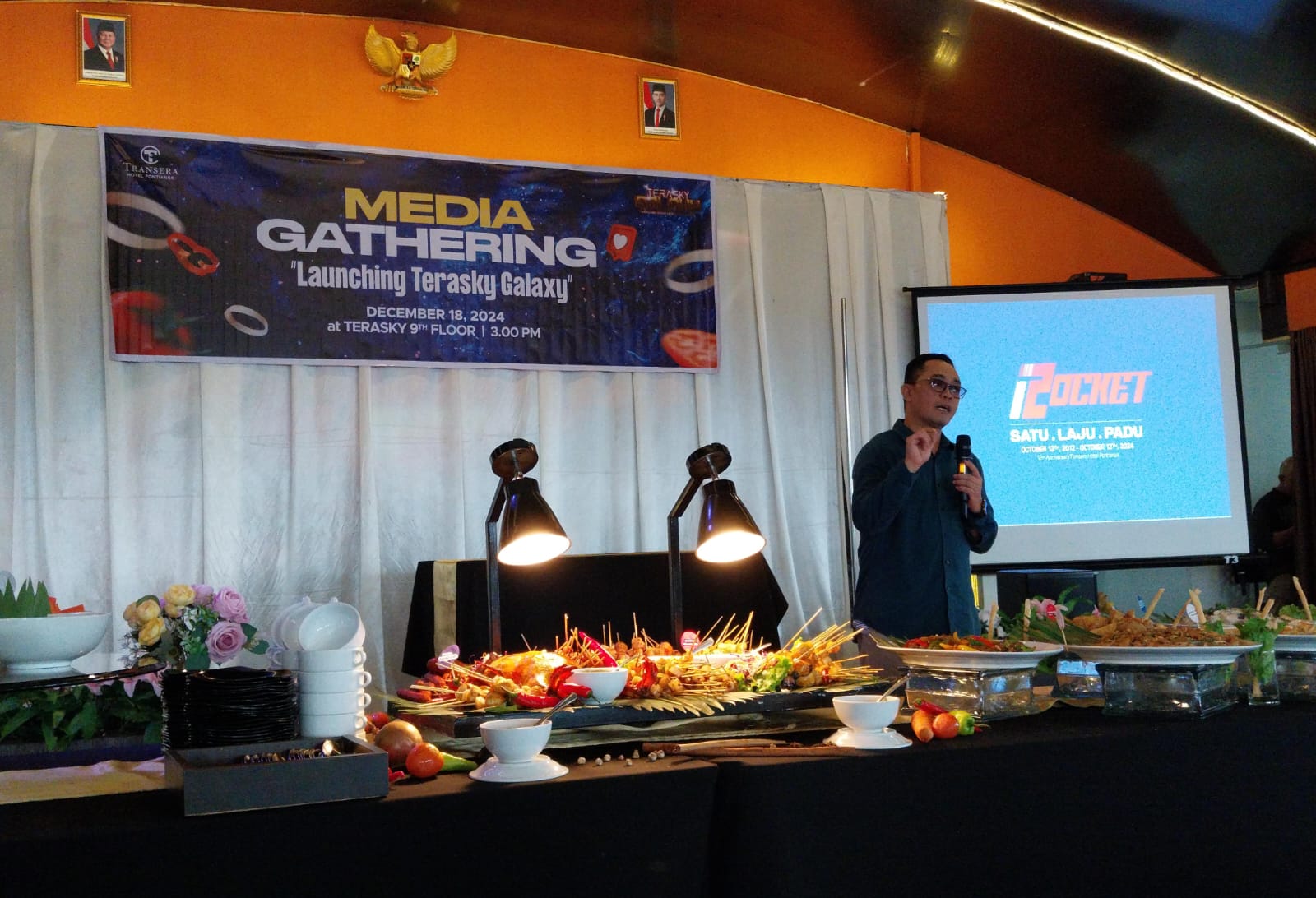 GM Hotel Transera Pontianak, Udik Setiadi saat memperkenalkan Terasky Galaxy, tema tahun baru yang diusung oleh hotel ini.