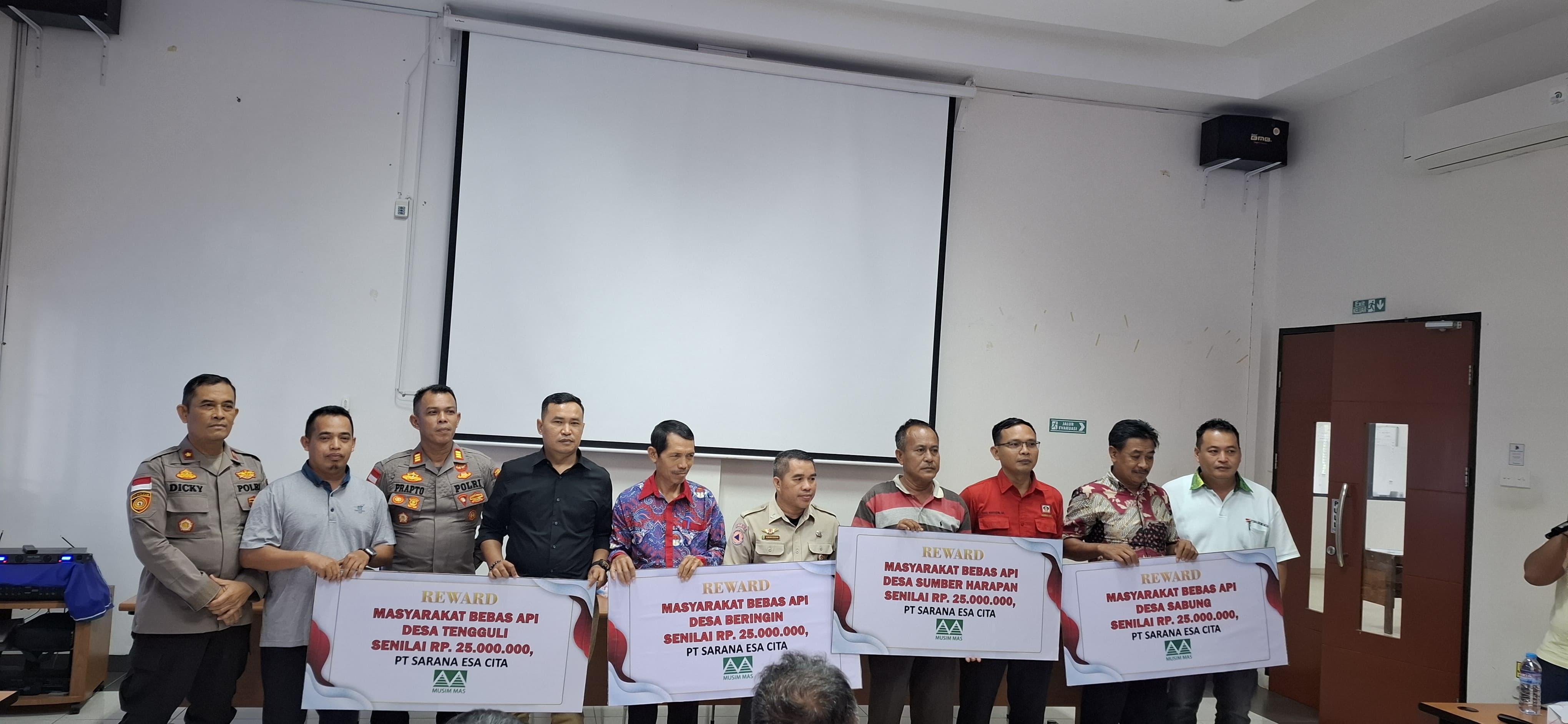 Manajer Humas PT SEC dan MI serahkan secara simbolis reward kepada delapan desa yang terbabas dari karhutla.