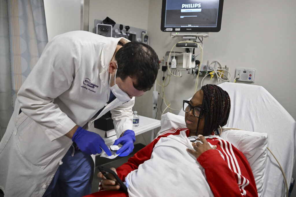 PERIKSA: Dokter Jeffrey Stern memeriksa kondisi kesehatan Towana Looney, 53 tahun, pasien penerima transplantasi ginjal dari gen babi yang direkayasa di NYU Langone Health, New York, Rabu (11/12).