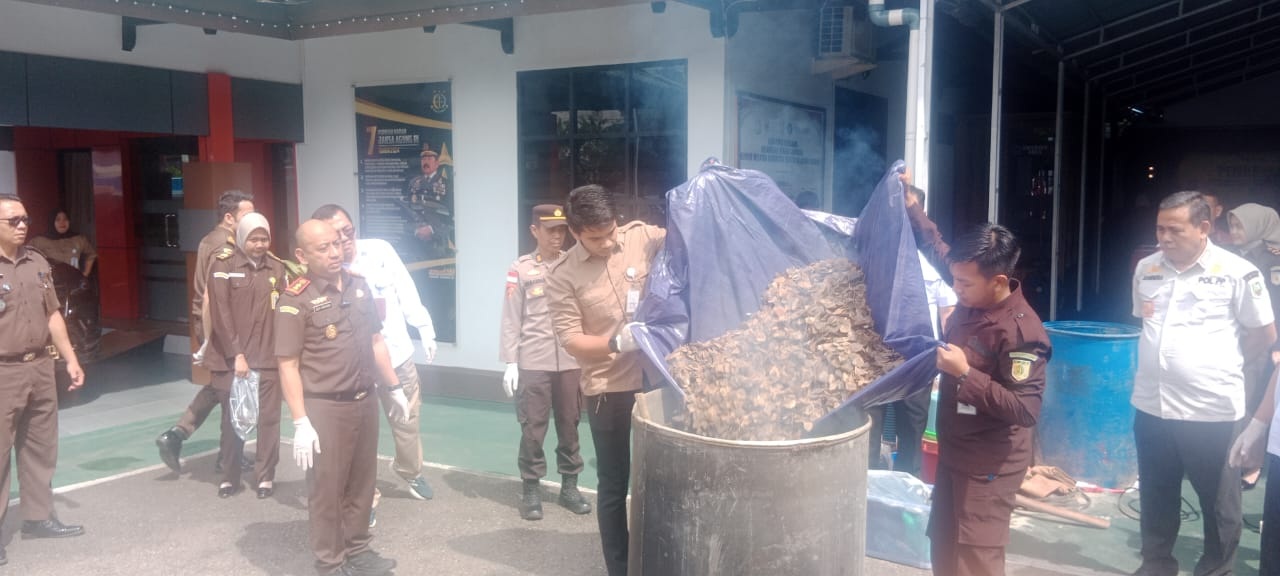 PEMUSNAHAN : Kajari Sanggau, Dedy Irwan Virantama memimpin langsung jalannya proses pemusnahan&nbsp; barang bukti dari 68 perkara.