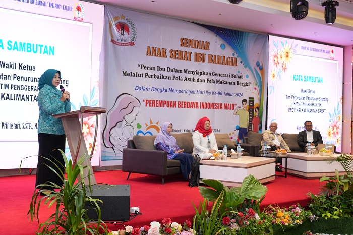 SAMBUTAN:&nbsp; Windy Prihastari memberikan sambutan&nbsp;pada&nbsp;Seminar Anak Sehat Ibu Bahagia di Hotel Alimoer, Kabupaten&nbsp;Kubu Raya, Rabu (18/12).