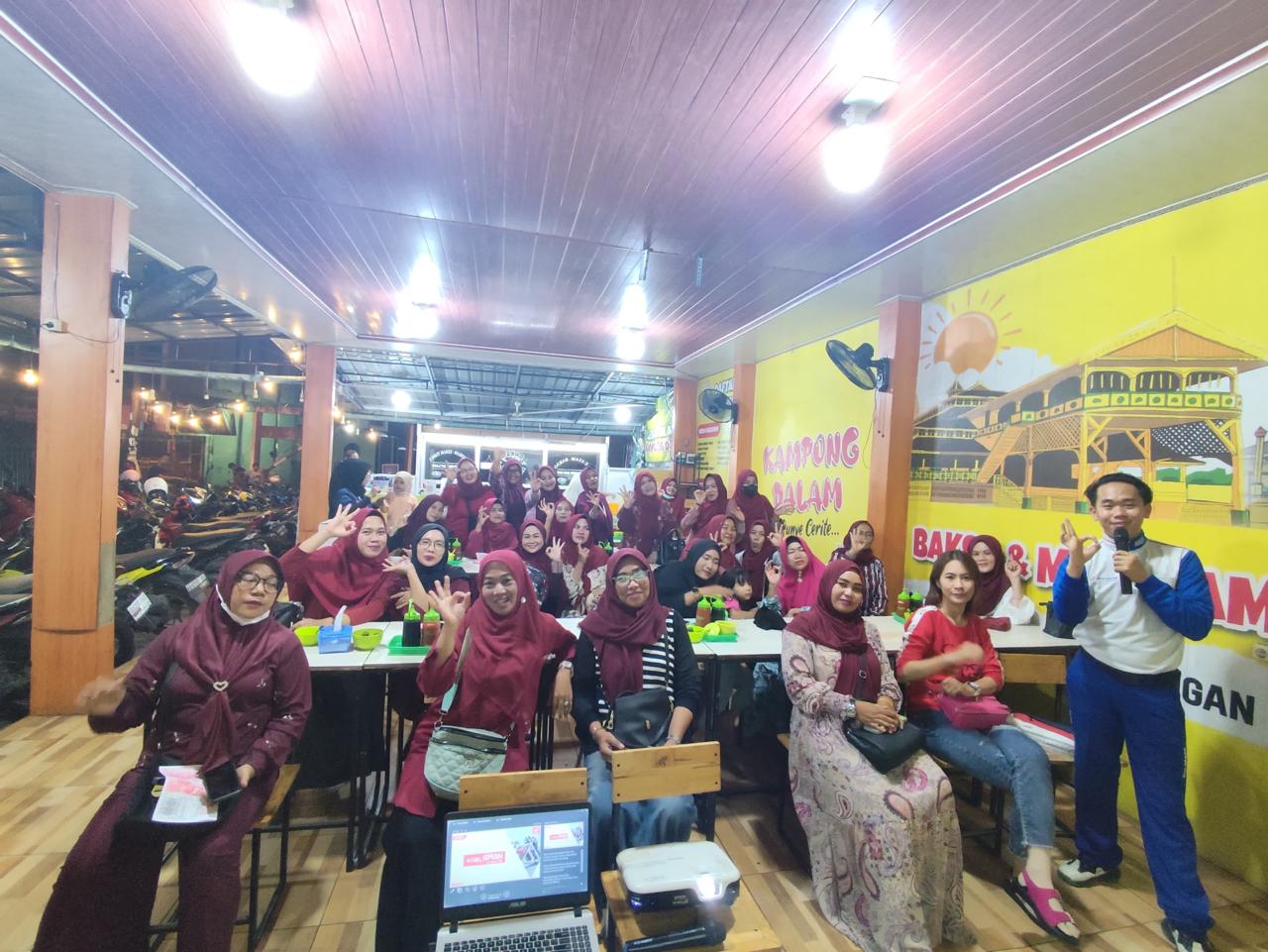 Sosialisasi safety riding dari Astra Motor kepada komunitas senam di Saigon, Pontianak.
