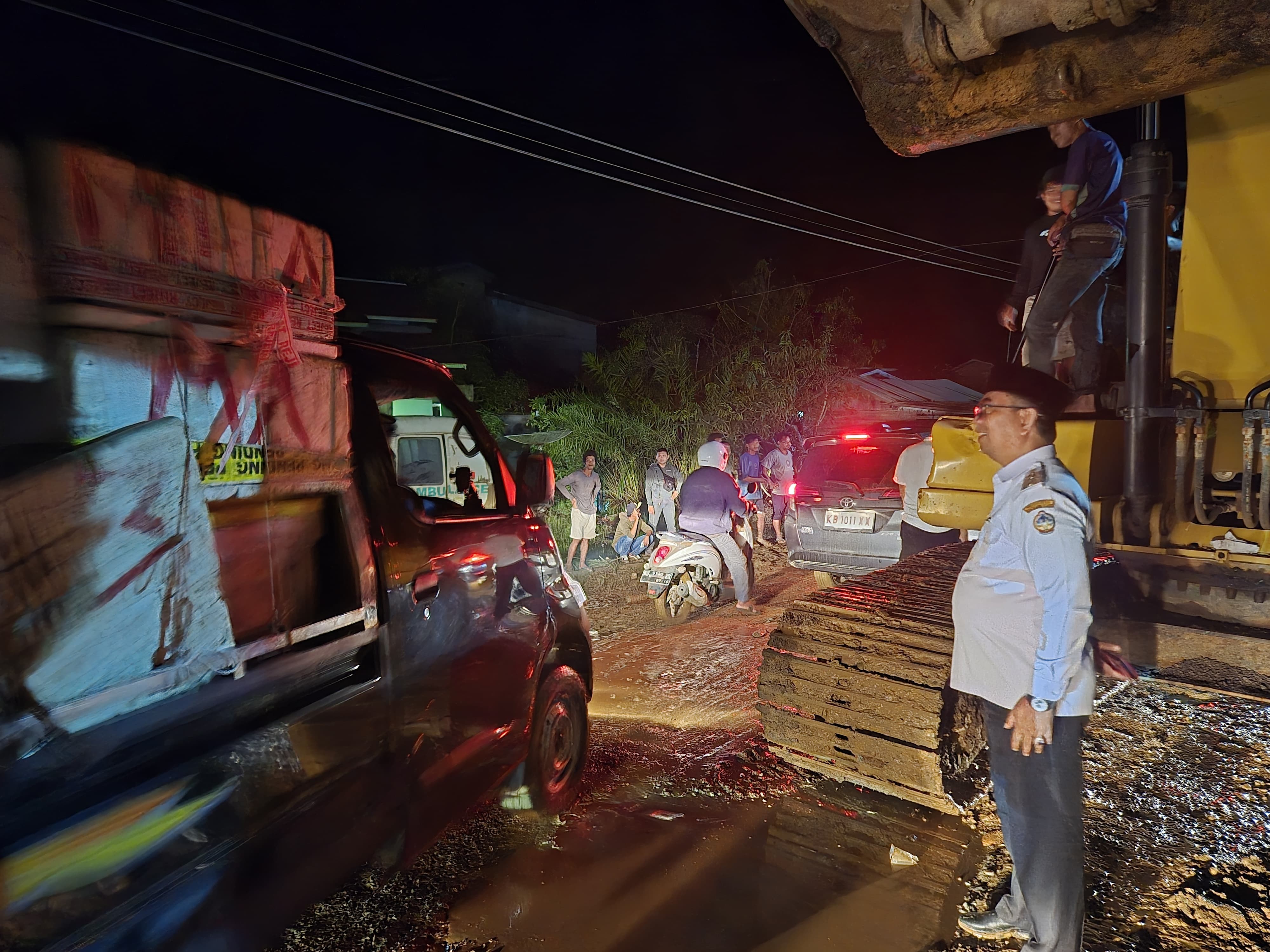 TINJAU: Penjabat Bupati Kayong Utara, Alfian saat meninjau kemacetan di ruas jalan Provinsi Sukadana-Teluk Batang pada Rabu (18/12) malam.
