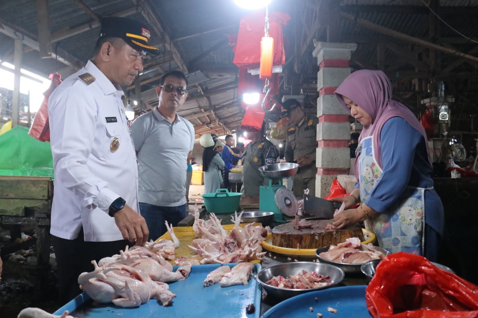 SIDAK PASAR: Pj Bupati Landak, Gutmen Nainggolan, bersama Satgas Pangan Kabupaten Landak saat melakukan sidak pasar menjelang Nataru.