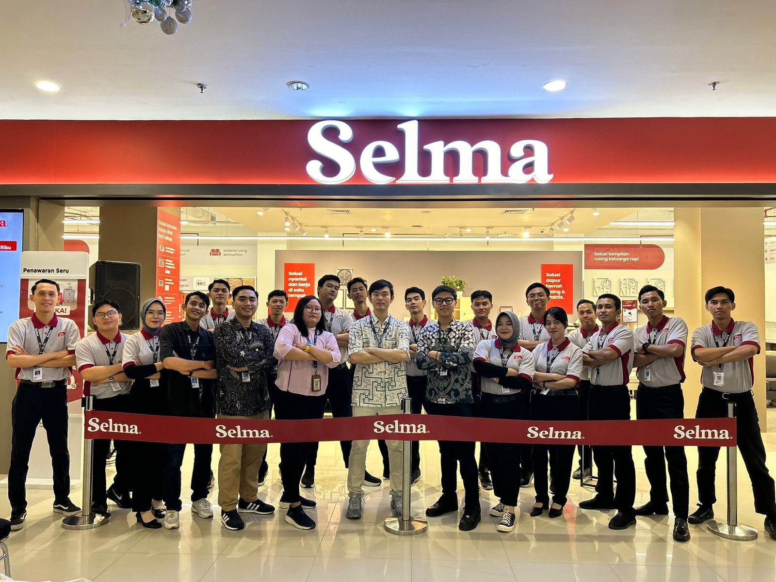 DIABADIKAN: Manajemen dan karyawan SELMA berfoto bersala usai pembukaan toko di Singkawang Grand Mall (SGM).