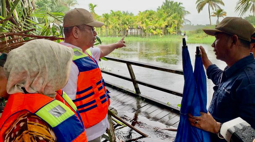 TINJAU : Pj Gubernur Harisson saat meninjau jembatan roboh di di Desa Peniti Dalam II, Kecamatan Segedong, Kabupaten Mempawah, Jumat (20/12).