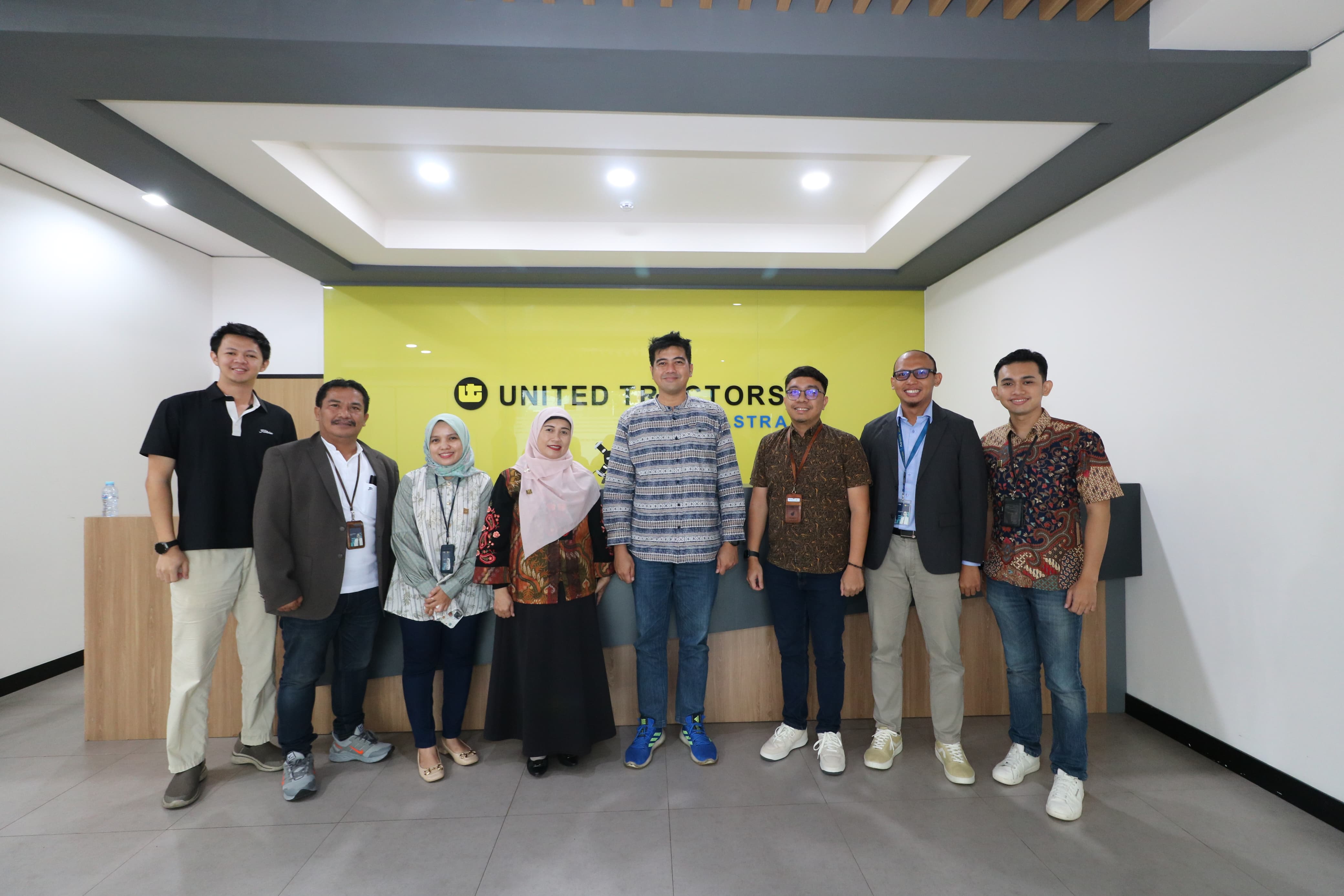 Manager Layanan Prioritas dan PAE PLN UID Kalbar, Uray Kurnawati dan Tim Foto Bersama Branch Operation Head PT United Tractor , Rimba Kusumadilaga (21/12).
