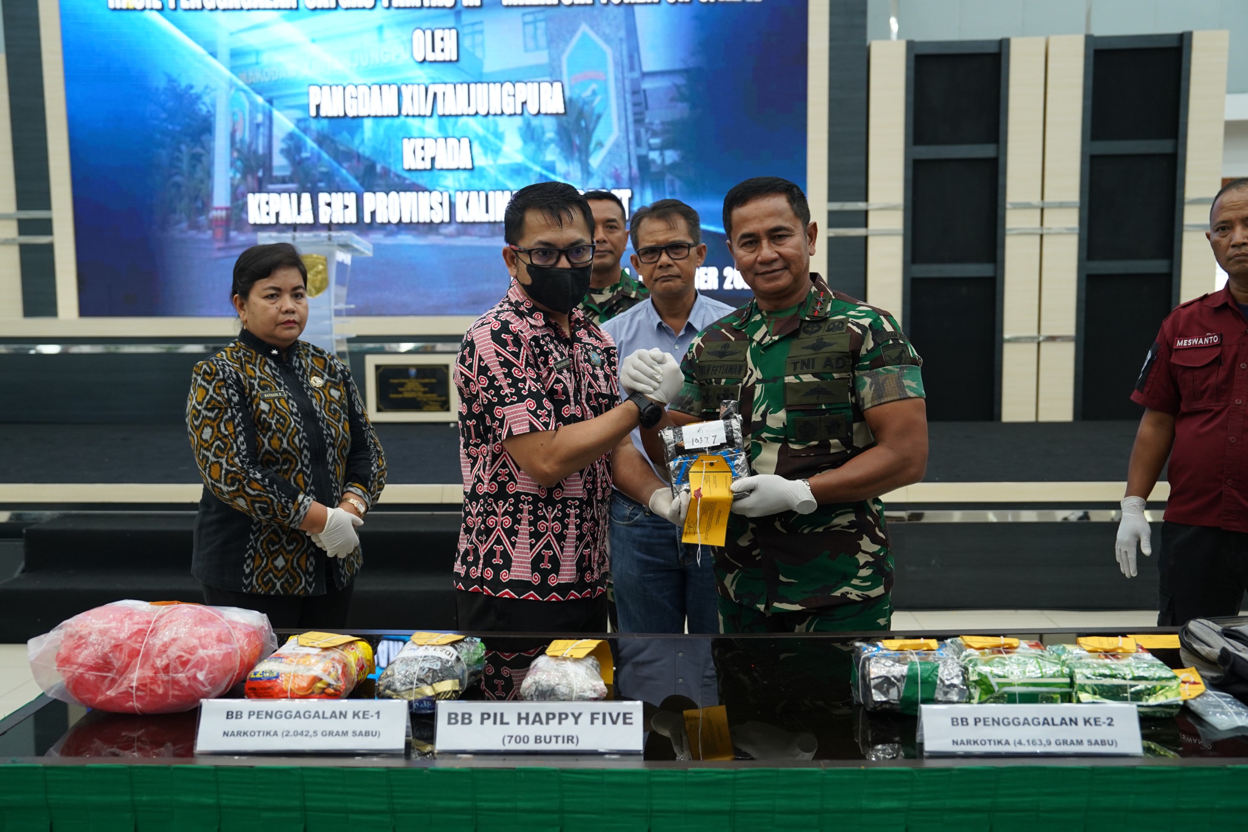 Pangdam XII Tanjungpura, Mayjen TNI Iwan Setiawan menyerahkan bukti narkoba kepada Kepala Bidang Pemberantasan Badan Narkotika Nasional Provinsi (BNNP) Kalbar, Kombes Pol Murjatmo Edi.