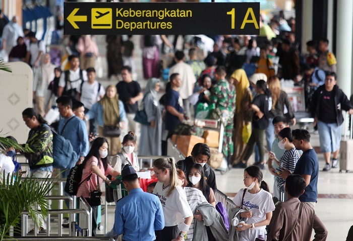 Calon penumpang pesawat antre masuk ke dalam terminal untuk lapor diri di Terminal 1 A Keberangkatan Bandara Soekarno Hatta, Tangerang, Banten, Sabtu (21/12/2024). PT Angkasa Pura Indonesia (API) selaku pengelola Bandara Soekarno Hatta mencatat puncak aru