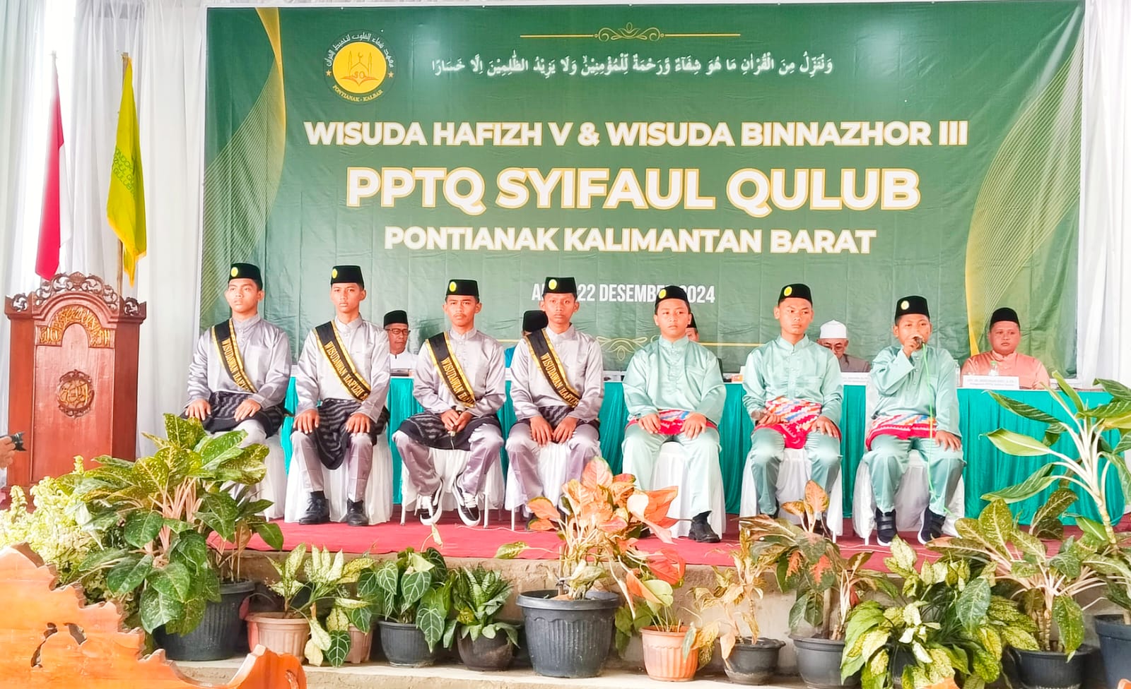 Santri wisudawan membacakan Qhotmil Quran pada acara wisuda hafidz dan binnazhor Quran pondok pesantren Syifaul Qulub.