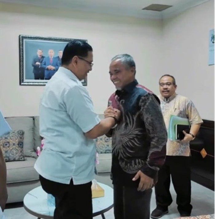PERTEMUAN: Region Head PTPN Palmco IV Regional V, Khayamuddin Panjaitan (baju batik) mengadakan pertemuan dengan Kepala BNN Kalimantan Barat, Sumirat Dwiyanto, beberapa waktu yang lalu.