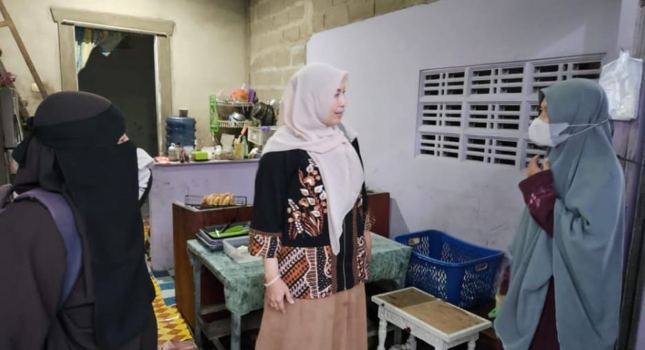KUNJUNGAN: Ketua Tim Kerja Kanwil Kemenag Kalbar Emmy Jumartina kunjungi penerima Program Pemberdayaan Ekonomi Umat di kota Singkawang.