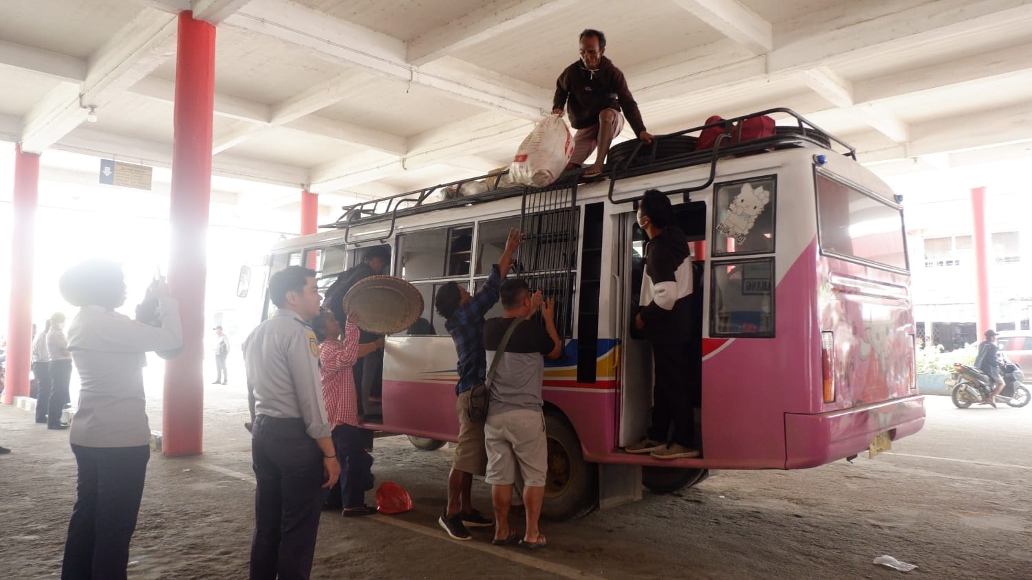 MULAI PADAT: Kondisi terminal bus Ngabang dipadati pemudik antar kota.
