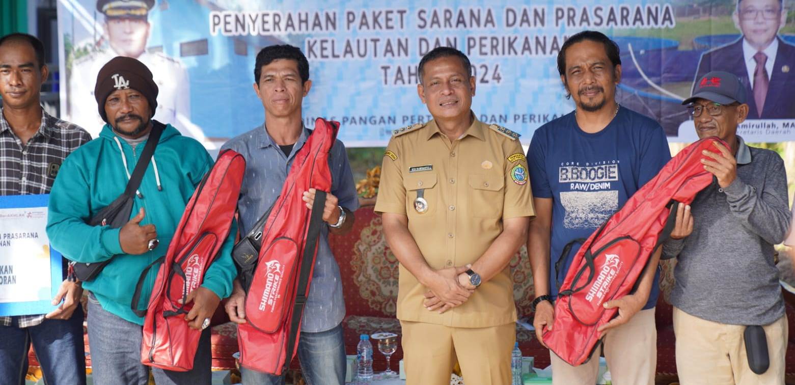 BANTUAN: Pj Wali Kota Pontianak Edi Suryanto menyerahkan bantuan sapras kelautan dan perikanan kepada kelompok nelayan.