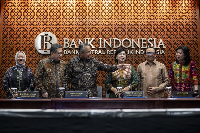 Gubernur Bank Indonesia (BI) Perry Warjiyo (ketiga kiri) didampingi Deputi Gubernur Senior Destry Damayanti (ketiga kanan), para Deputi Gubernur Doni P Joewono (kedua kiri), Juda Agung (kedua kanan), Aida S Budiman (kiri), dan Filianingsih Hendarta (kanan