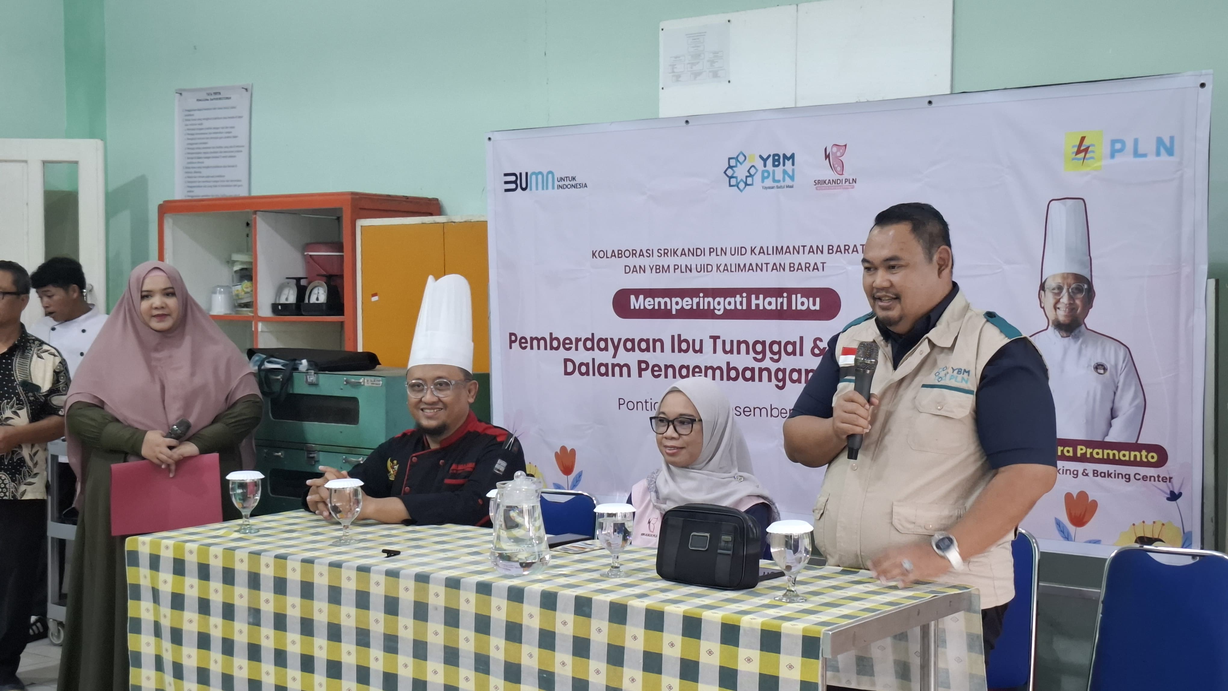 Ketua YBM PLN UID Kalbar Mukhlis Zarkasih dalam sambutan Kegiatan Cooking Class untuk Ibu Tunggal dan Ibu Mandiri merupakan bagian pelaksanaan salah satu program kerja.