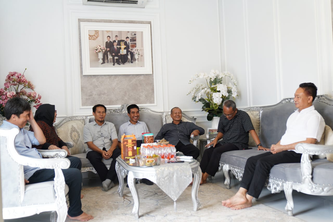 Jajaran manajemen Pontianak Post bersilaturahmi dengan Wali Kota Pontianak terpilih, Edi Rusdi Kamtono di kediamannya, Selasa (24/12/2024).