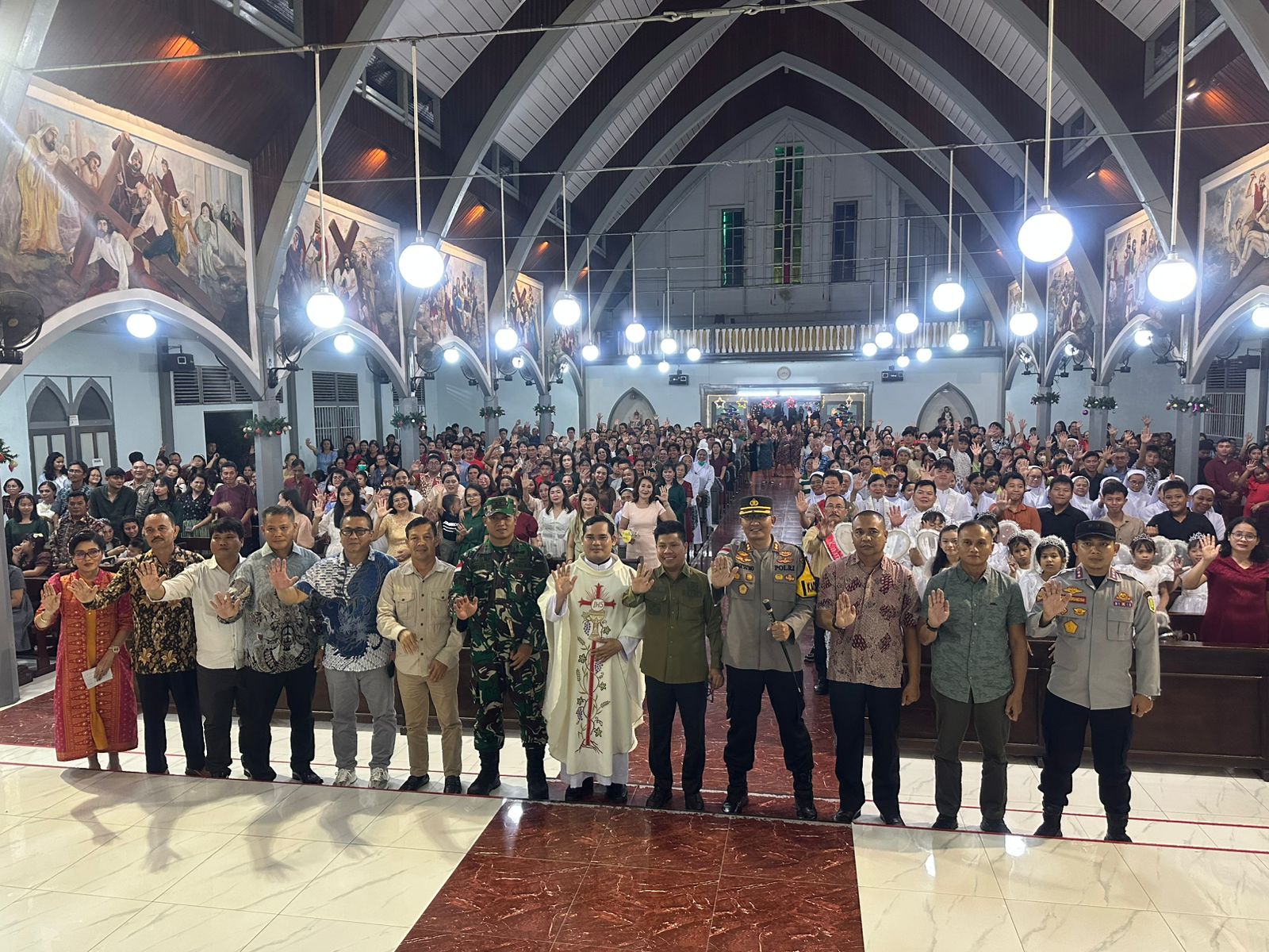 Bupati bersama Forkopimda Sambas hadiri Misa Natal yang diikuti sekitar seribuan jemaat.