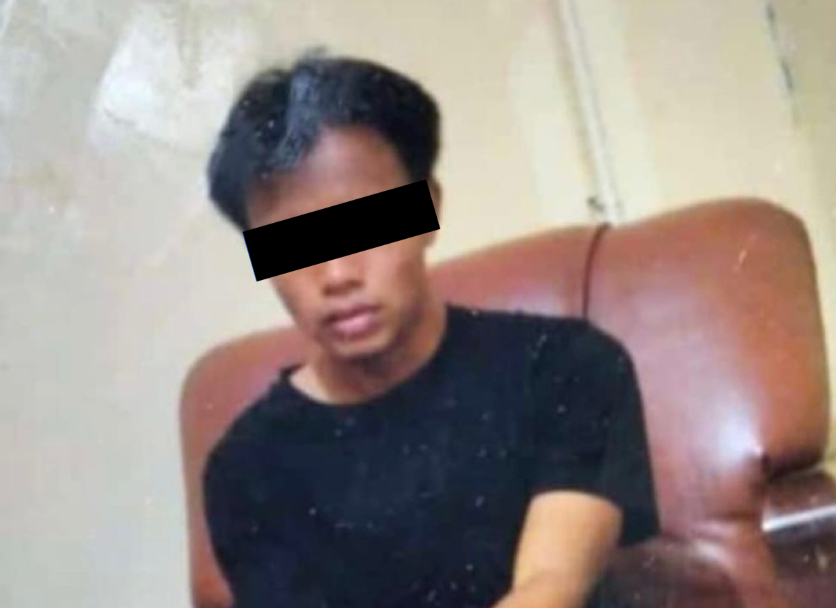 Tersangka KK, saat diamankan polisi. KK diduga membunuh adik kandungnya hingga tewas.