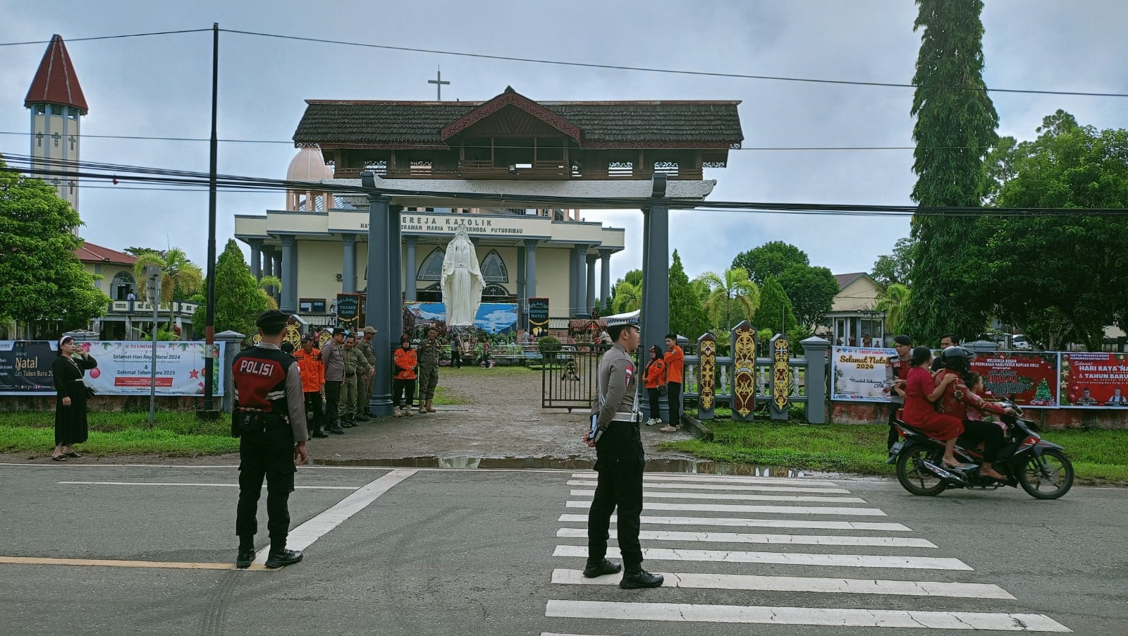 PENUH KHIDMAT: Kegiatan Natal berlangsung di Gereja Katholik Paroki Hati Santa Perawan Maria Tak Bernoda (HSPMTB), Jl. Ahmad Yani No. 34, Putussibau Utara.