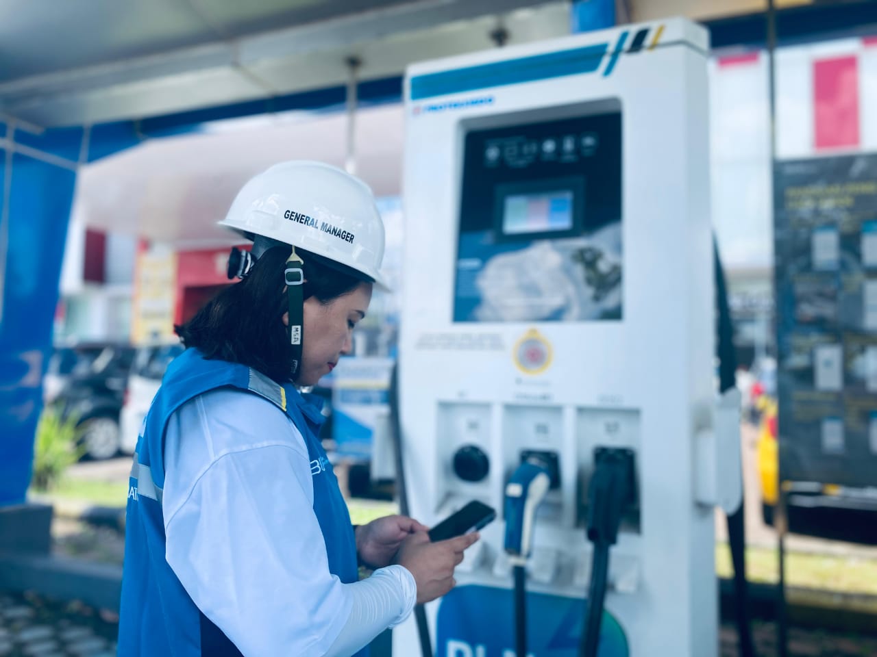 GM PLN UID Kalbar. Joice Lanny Wantania melakukan pembelian pulsa untuk EV di SPKLU melalui aplikasi PLN Mobile, (24/12).