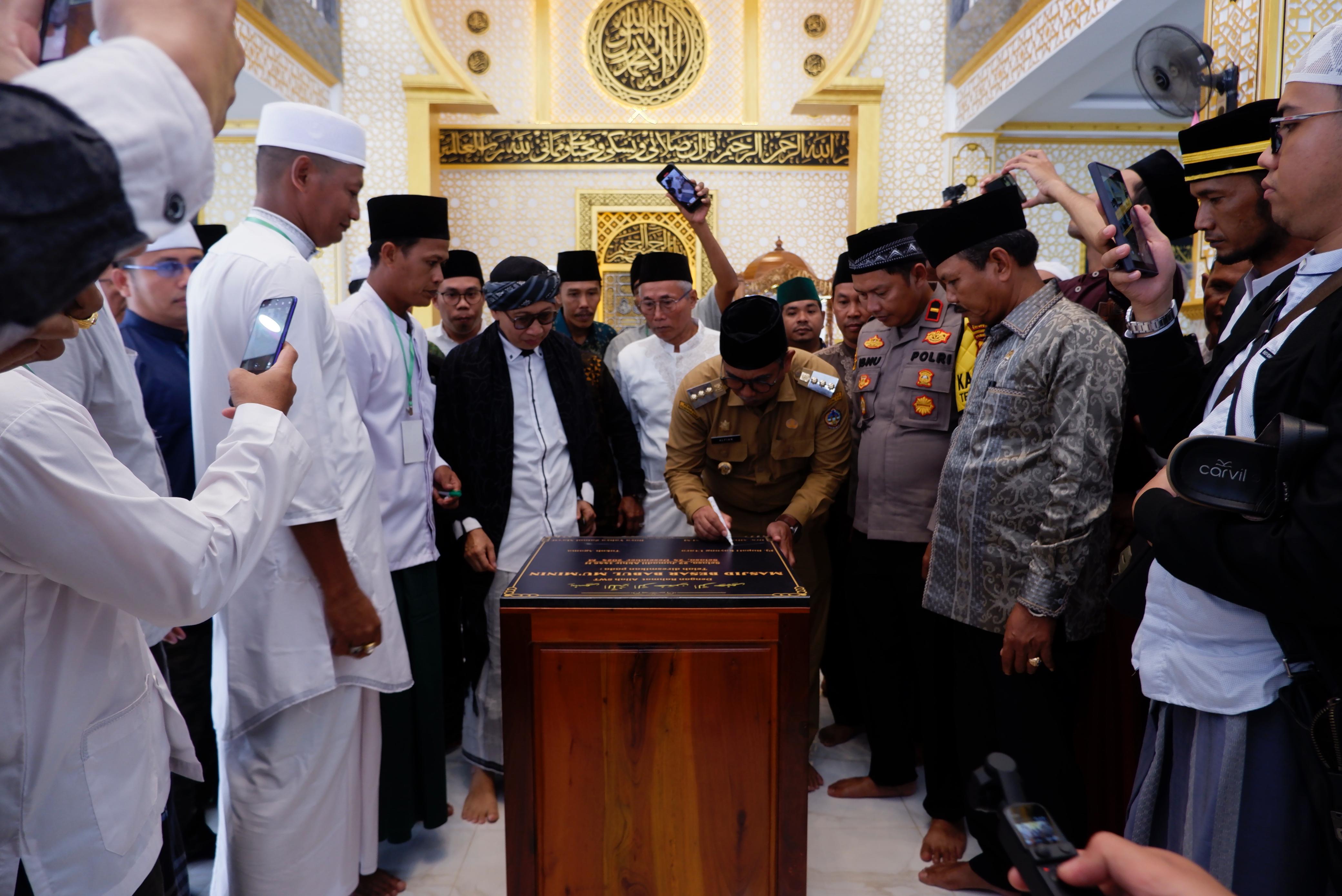 PERESMIAN: Penjabat (Pj) Bupati Kayong Utara Alfian, meresmikan Masjid Babul Mu