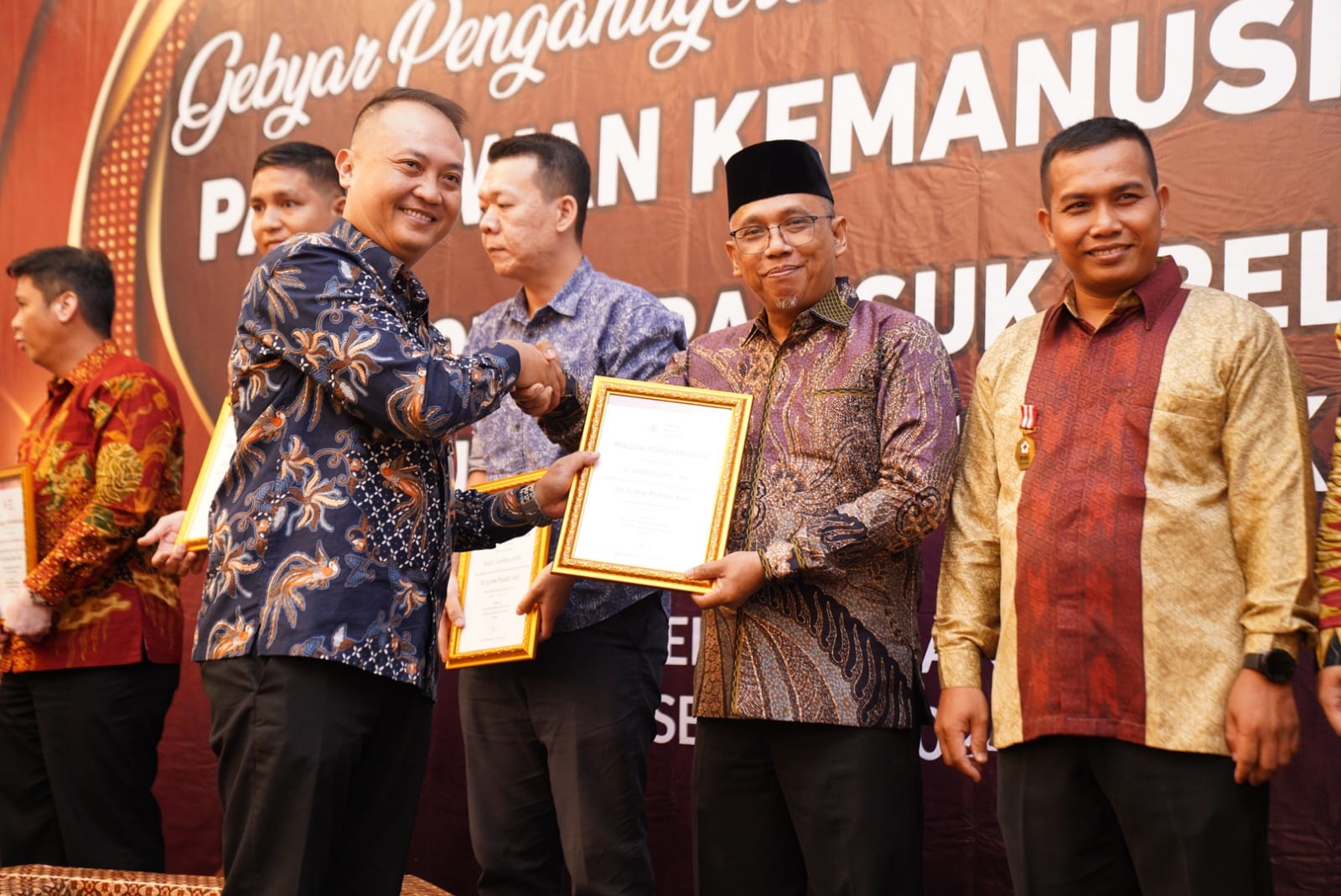 PIAGAM: Sekretaris Daerah Kota Pontianak Amirullah menerima piagam penghargaan Donor Darah Sukarela 50 kali.