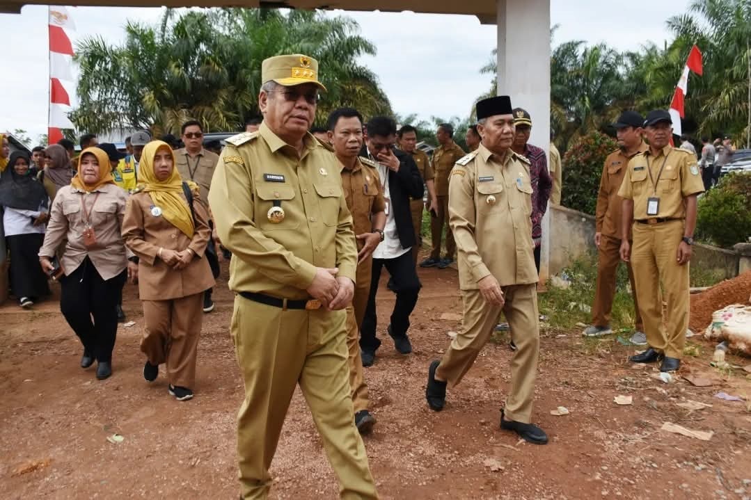 TINJAU BANJIR: Penjabat Gubernur Kalbar, Harisson bersama Pj Bupati&nbsp; Kubu Raya, Syarif Kamaruzaman saat meninjau lokasi&nbsp; banjir di Desa Pancaroba Kecamatan Sungai Ambawang, pekan lalu.