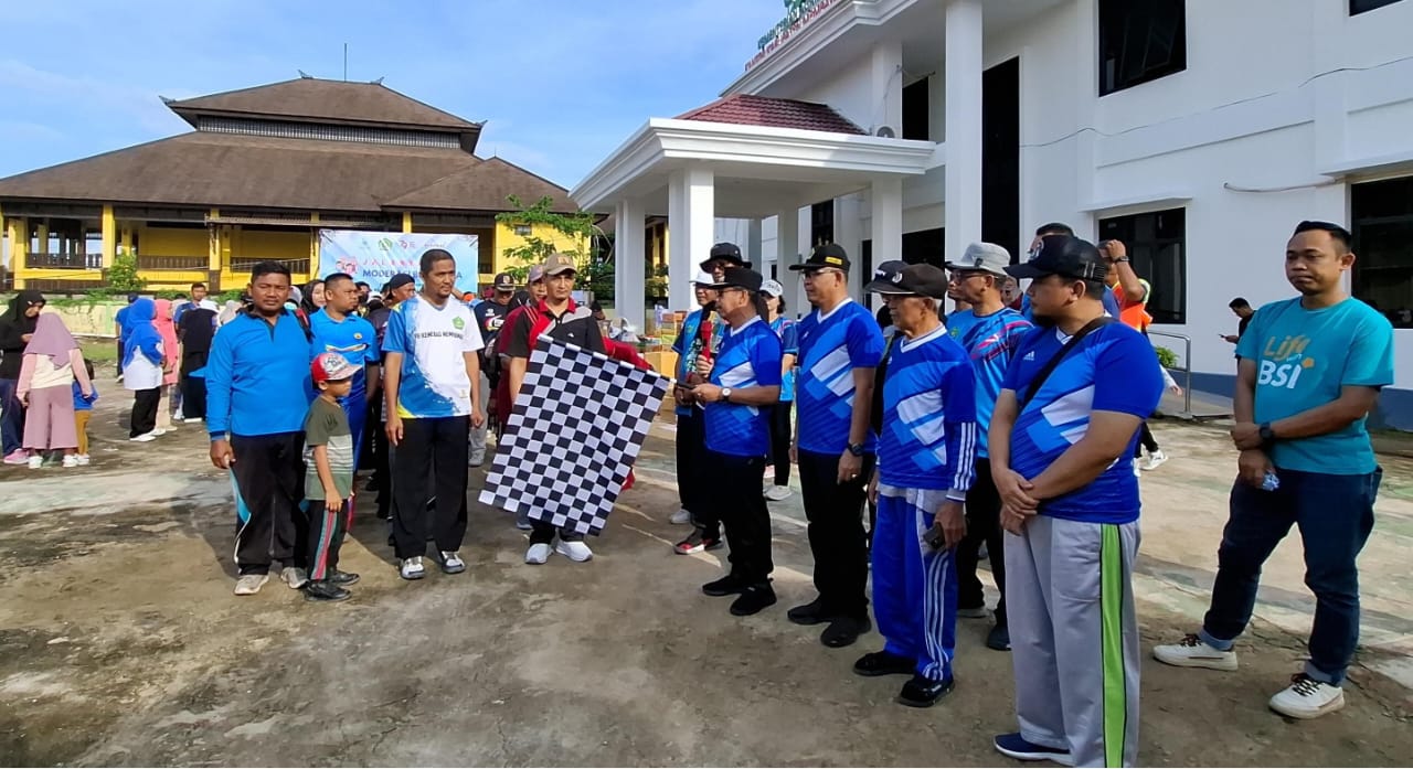 JALAN SANTAI: Penjabat Bupati Ismail melepas peserta jalan santai moderasi beragama.