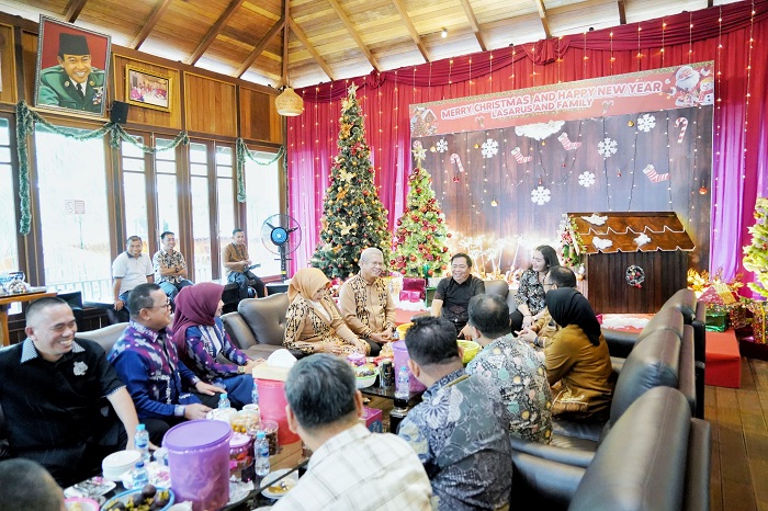 BINCANG: Pj Gubernur Harisson bersama para pejabat di lingkungan Pemprov Kalbar berbincang dengan Ketua Komisi V DPR RI Lasarus saat menghadiri open house Natal di Sintang, Sabtu (28/12).