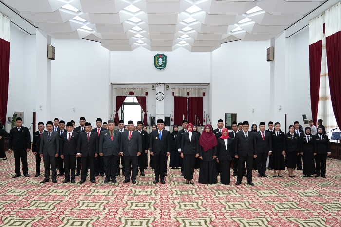 BERSAMA: Pj Gubernur Harisson dan Pj Sekda Kalbar Mohammad Bari foto bersama usai melantik 32 pejabat fungsional di lingkungan Pemprov Kalbar, Jumat (27/12).