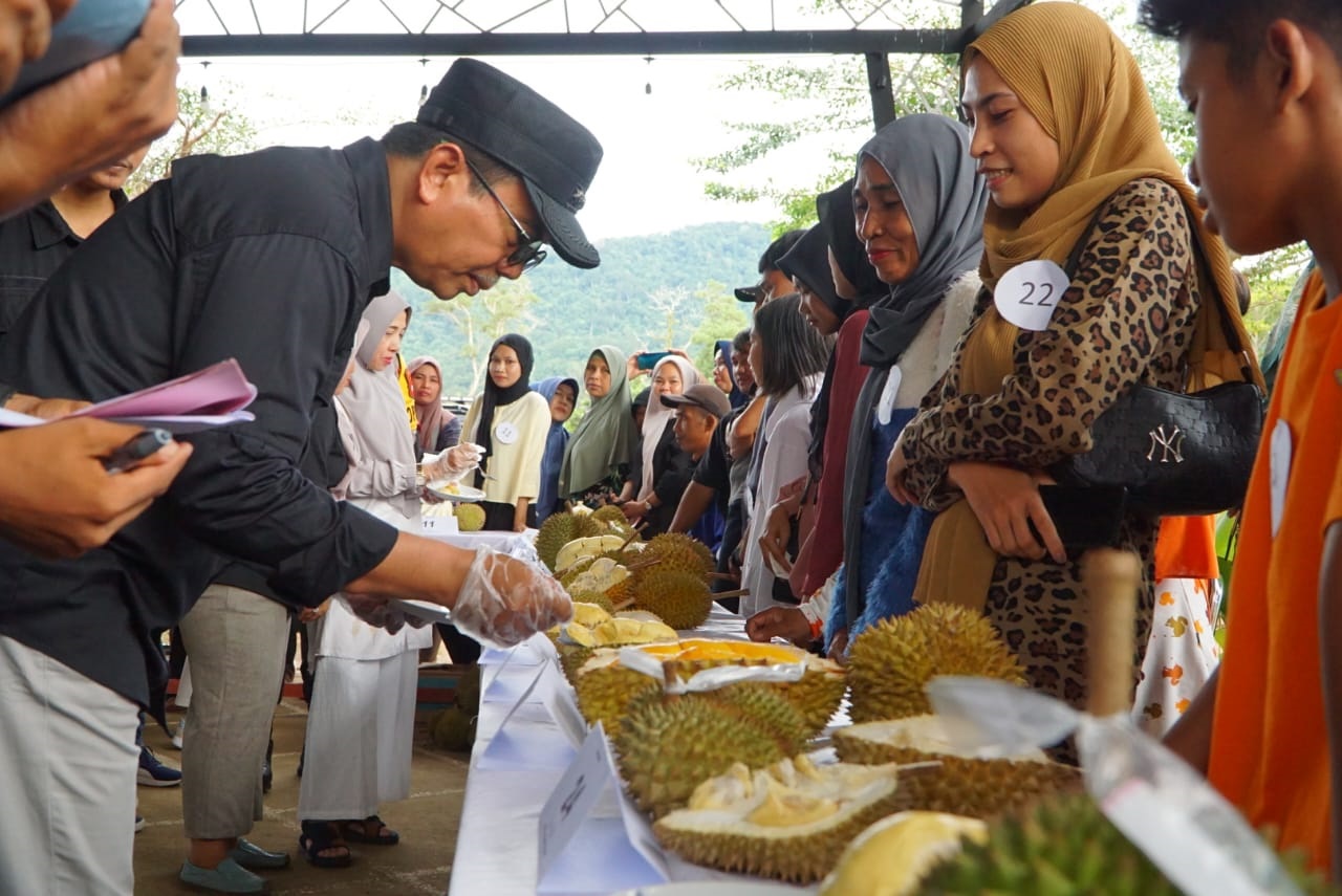 FESTIVAL DURIAN: Kegiatan Festival Durian Kampung Unggulan yang diselenggarakan di Kios Kuliner Pantai Pulau Datok, Sukadana, Jumat (27/12).