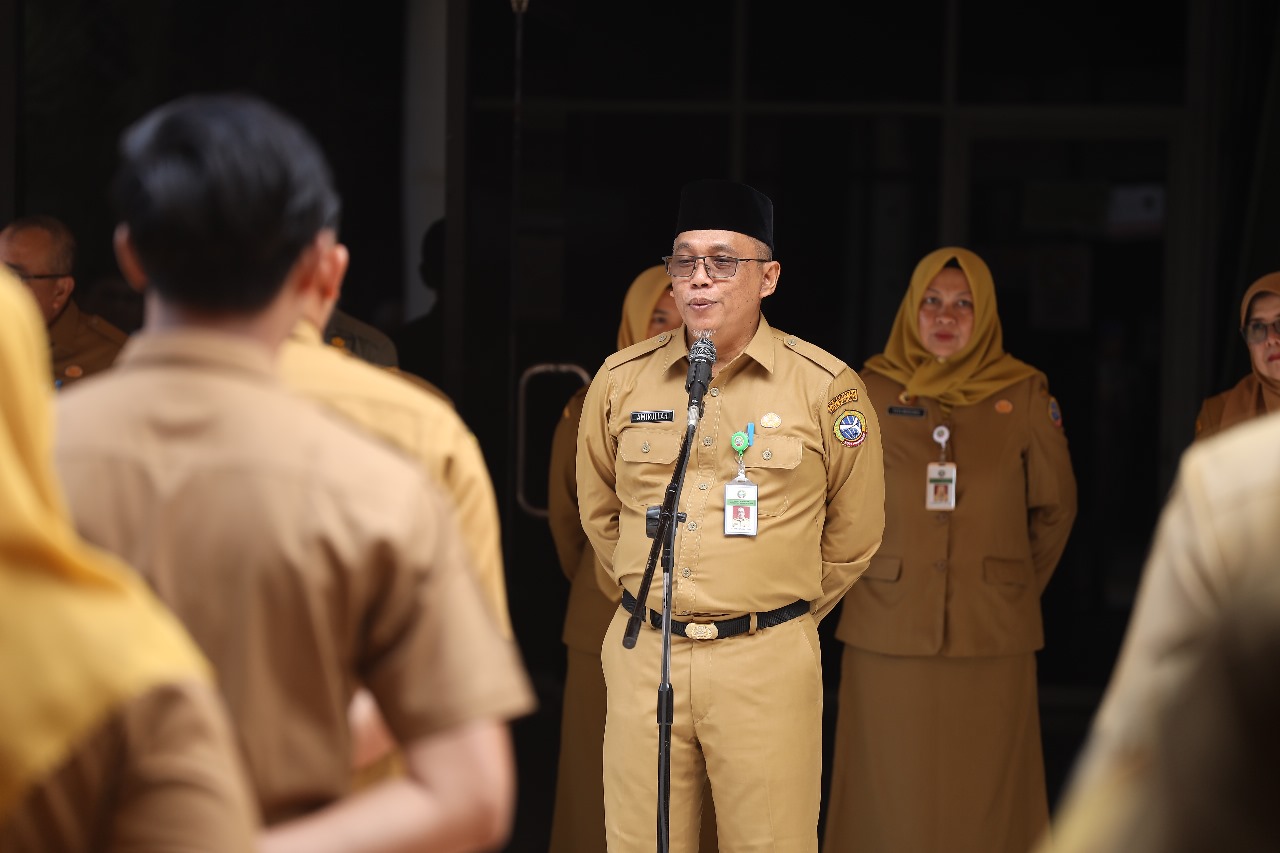 ARAHAN: Sekretaris Daerah Kota Pontianak Amirullah saat memberikan arahan kepada seluruh ASN di lingkup Pemkot Pontianak pada apel pagi.