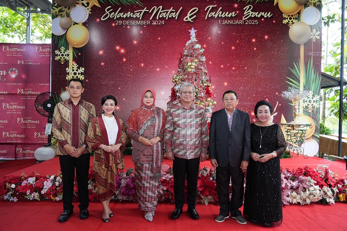 DPR RI: Pj Gubernur Harisson dan Pj Ketua TP-PKK Kalbar Windy foto bersama Anggota DPR RI Cornelis, dan keluarga usai menghadiri open house Natal di Kabupaten Landak.