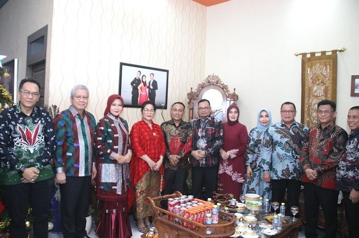 KALBAR : Pj Gubernur Harisson bersama para pejabat di lingkungan Pemprov Kalbar foto bersama Wagub Kalbar terpilih Krisantus Kurniawan saat silaturahmi Natal.