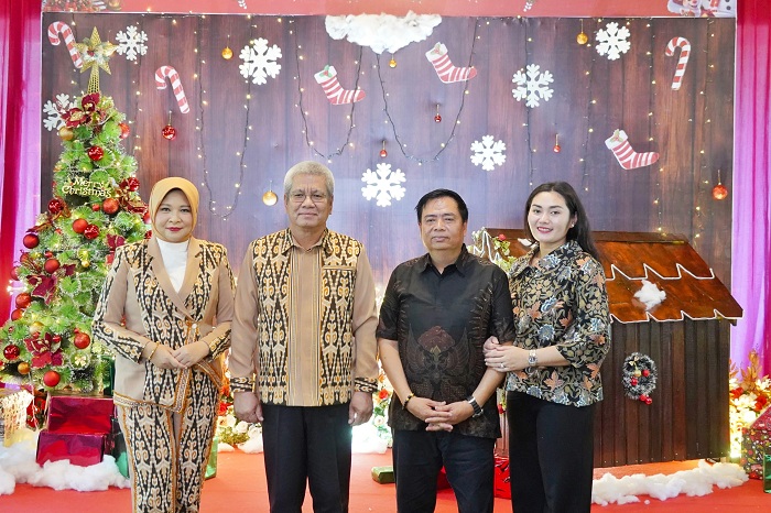 BERSAMA: Pj Gubernur Harisson beserta istri foto bersama Ketua Komisi V DPR RI Lasarus dan istri saat menghadiri open house Natal di Kabupaten Sintang.