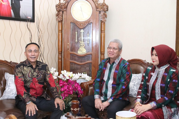 NATAL : Pj Gubernur Harisson berbincang dengan Wagub Kalbar terpilih Krisantus Kurniawan saat silaturahmi natal.