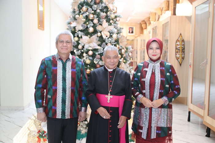 SILATURAHMI: Pj Gubernur Harisson dan Pj Ketua TP-PKK Kalbar Windy foto bersama Uskup Agung Pontianak, Mgr Agustinus Agus saat silaturahmi Natal.