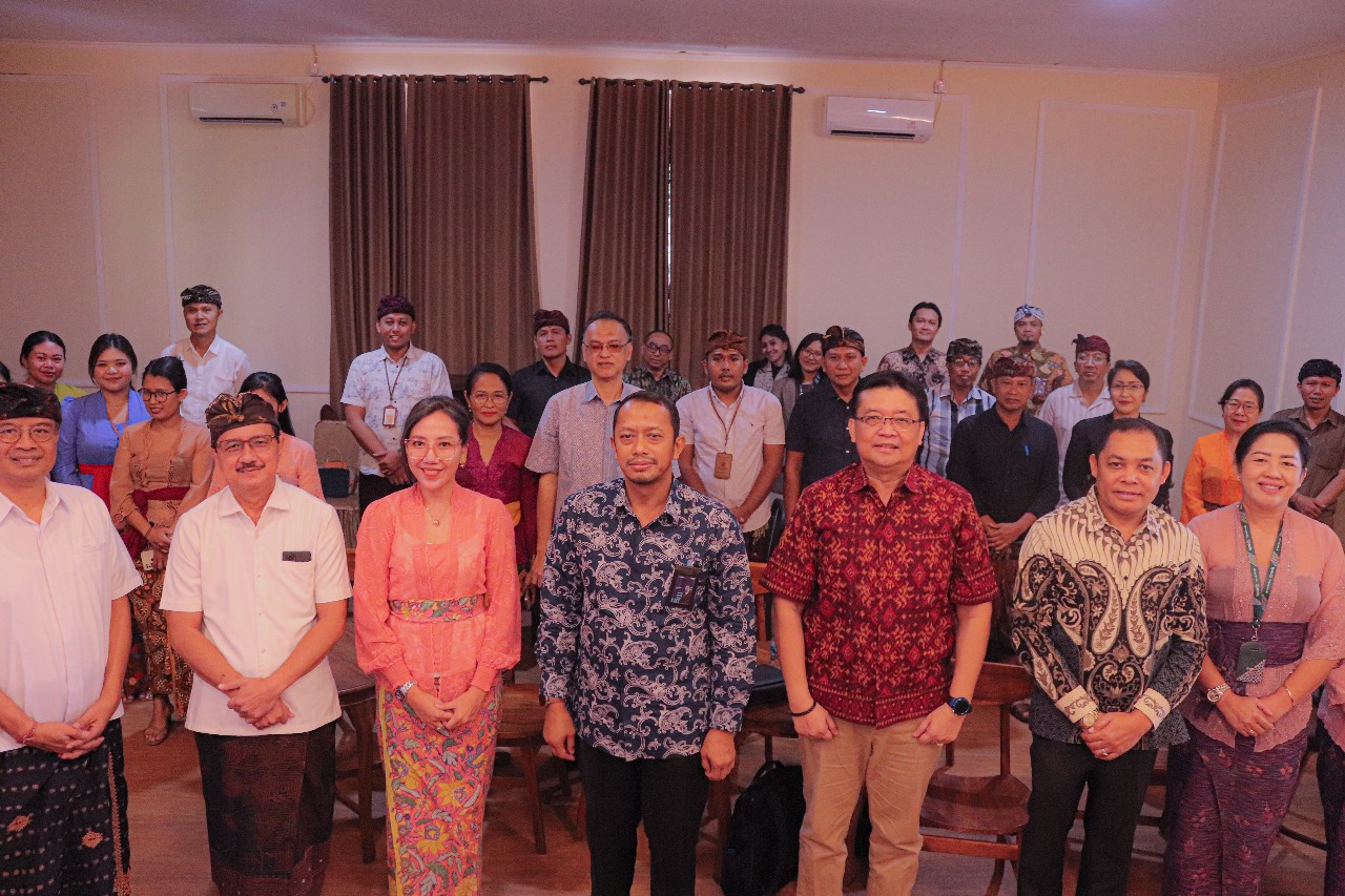 FOTO BERSAMA: PT SUCOFINDO saat menggelar sertifikasi Green Hotel, (13/9).