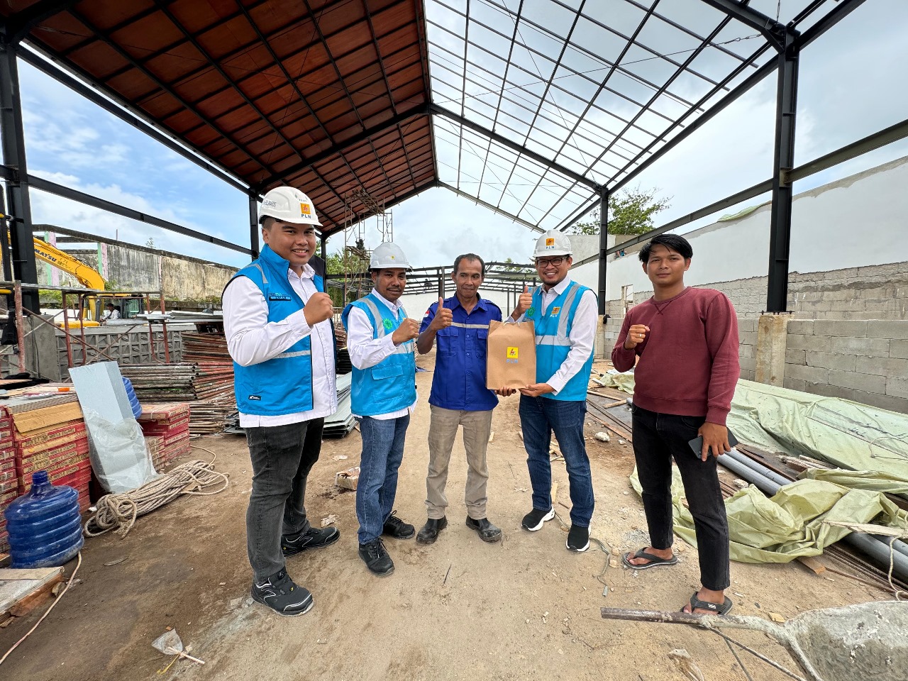 Manager PLN UP3 Singkawang Martinus Irianto Pasensi (kedua dari kiri) dan Manager PLN ULP Singkawang Kota Wakhid Aji Saputra (kedua dari kanan) memberikan Bingkisan kepada Outlet Mie Gacoan.