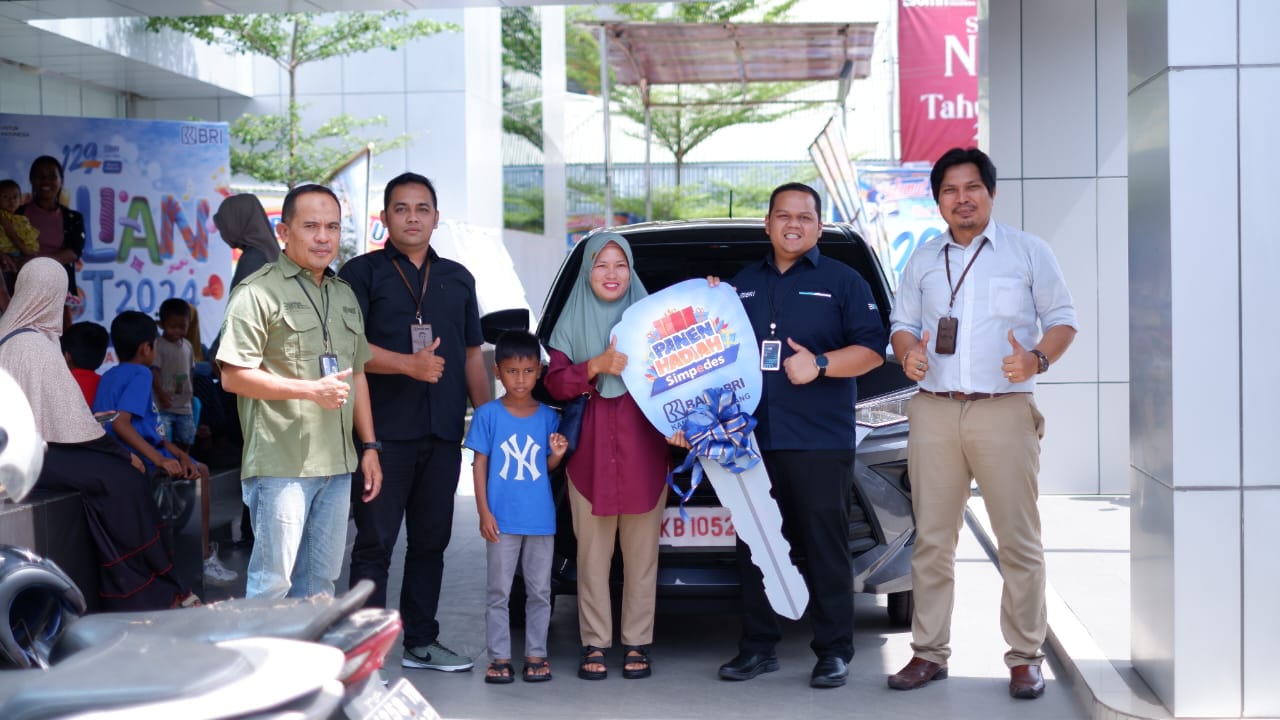 Pimpinan Kanca BRI Singkawang Muhammad Arsyad Farmadi SIngkawang menyerahkan hadiah Grand Prize 1 unit Mobil Avanza kepada Ibu Beti.