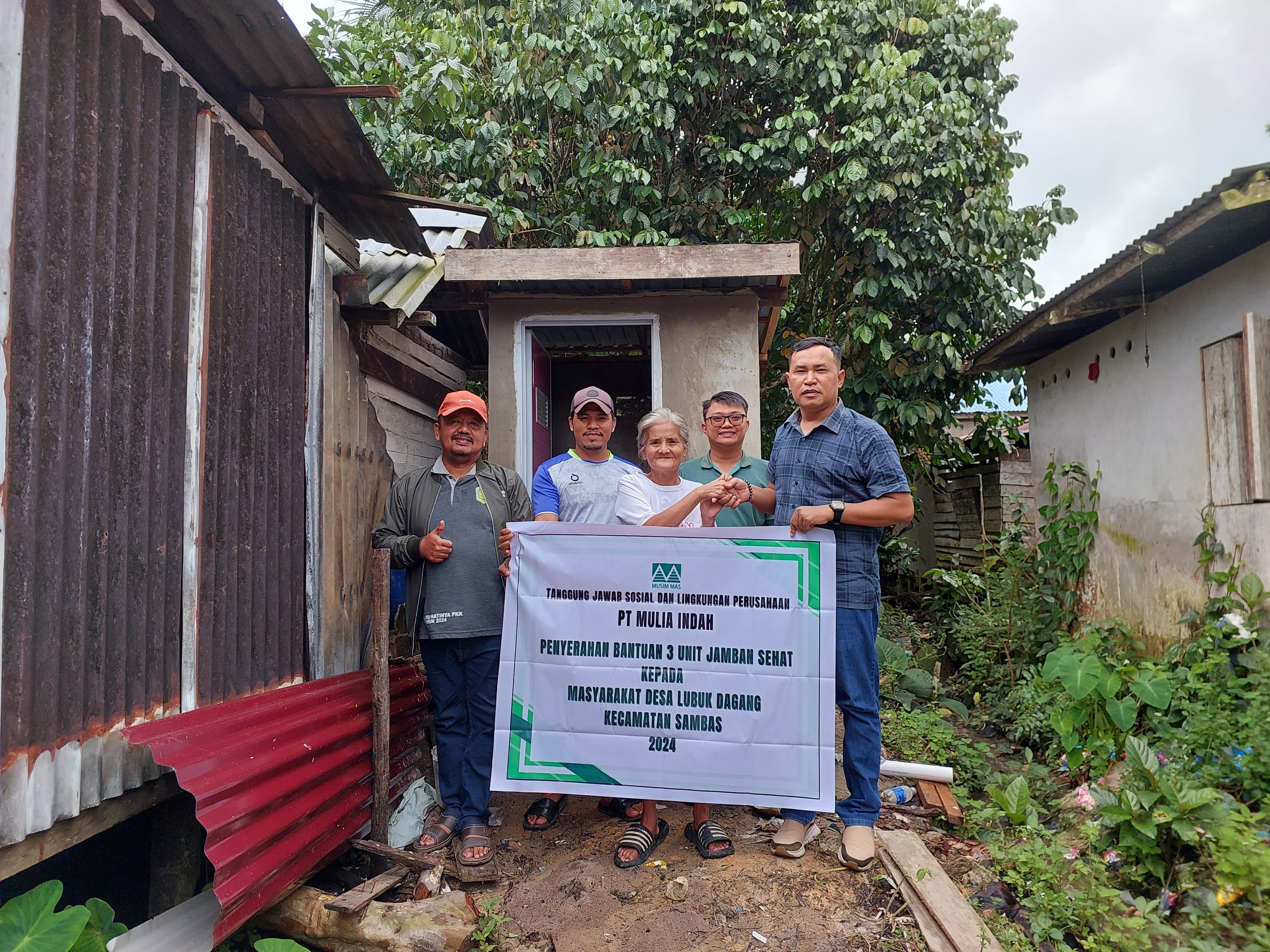 Pihak perusahaan saat serahkan bantuan berupa jamban sehat kepada warga.