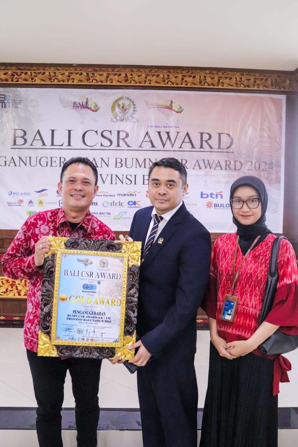 PT SUCOFINDO Cabang Denpasar saat menerima penghargaan Gold Award di BUMN CSR Award 2024.